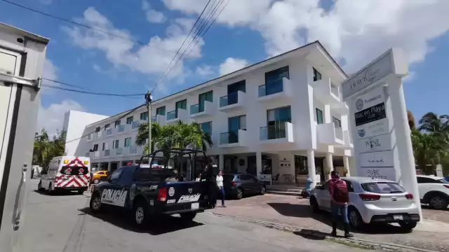 El agresor del turista italiano en Playa del Carmen fue detenido por policías, quienes lo llevaron a sus instalaciones para definir la situación legal del hombre, también oriudo de Italia