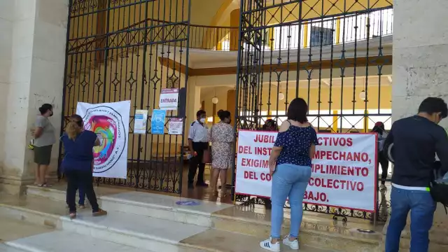 Maestros y personal administrativo reclaman al mandatario estatal por no resolver el pago del incremento salarial a los trabajadores