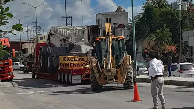 La pesada unidad quedó varada más de una hora
