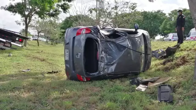 El automóvil terminó con importantes abulladoras en la carrocería