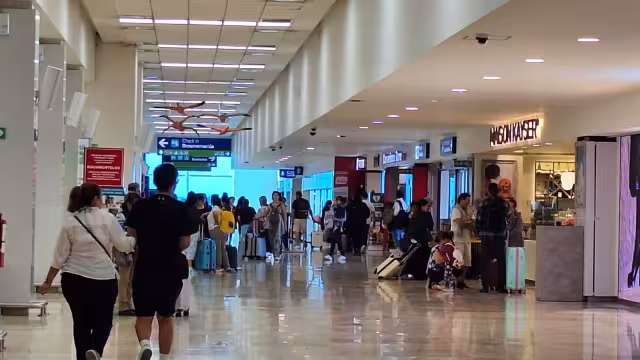 Cinco de los dieciséis vuelos programados hasta las 13:54 horas han aterrizado adelantados en el aeropuerto de Mérida