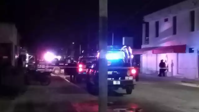 Servicios Periciales de la FGE Quintana Roo realizó el levantamiento de casquillos y del cuerpo tras el asesinato en Cancún