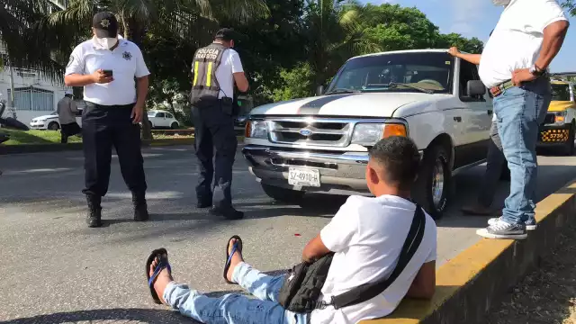 El motociclista terminó en el pavimento tras chocar con una camioneta en la Avenida Andrés Quintana Roo en Cancún