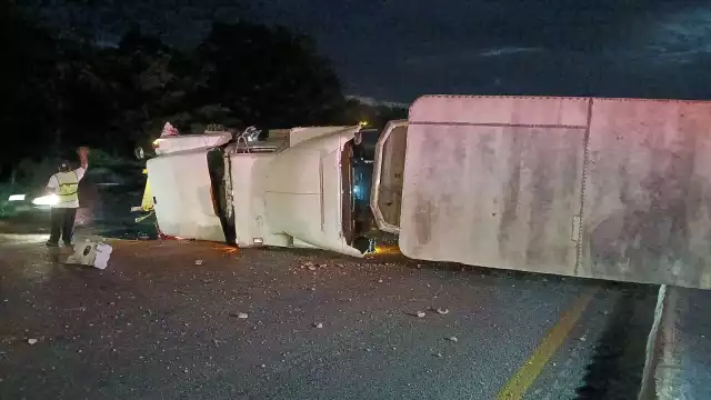 Una de las unidades terminó volcada sobre la carretera.