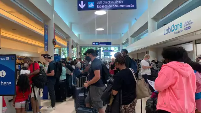 Ante el aumento de contagios en Quintana Roo, los turistas esperan salir lo antes posible del país