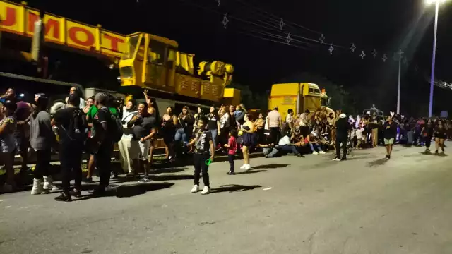 Miles de personas esperan para ver a Wisin y Yandel en el Carnaval de Cozumel