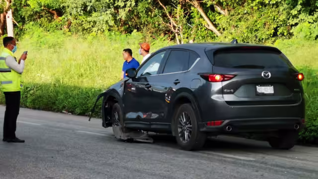 El motociclista chocó contra una camioneta Mazda