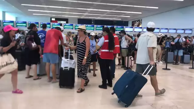 Miles de personas están arribando a este destino por la vía aérea y es que el Aeropuerto Internacional de Cancún