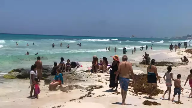 Familias enteras disfrutan de una de las playas públicas de Cancún