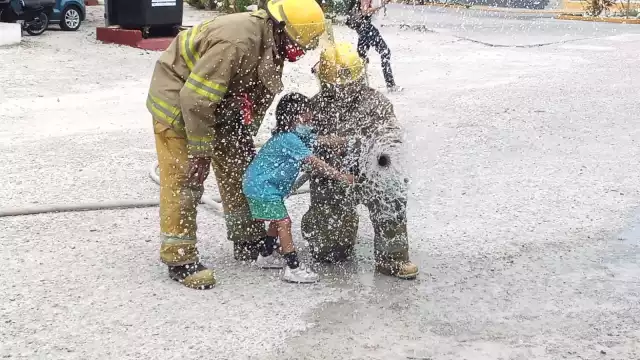 Niños y adolescentes participaron en simulacros para sofocar un incendio