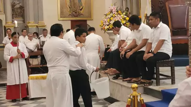 El lavado de pies se hizo a varias personas que asistieron a la misa