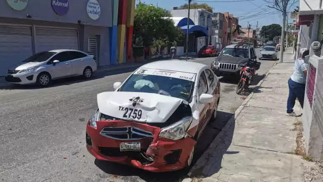 Un taxista perdió el control y chocó contra un coche estacionado en la colonia Tecolutla