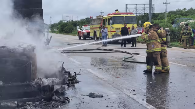 La circulación con dirección a Puerto Morelos, tuvo que ser cerrada por varios minutos