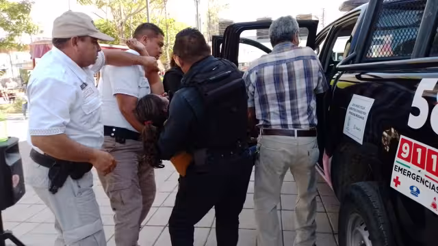 Policías trasladaron de emergencia a la mujer al IMSS de Escárcega
