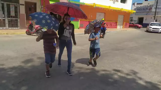 Especialista sugiere a la población consumir frutas, verduras y tomar abundante agua