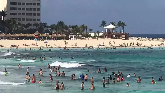 Las playas de Cancún padecen el arribo de toneladas de sargazo