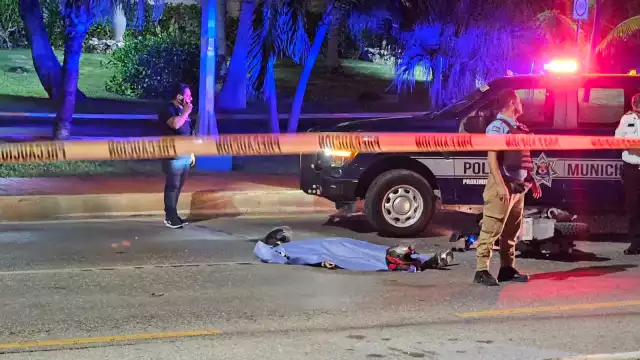 El cuerpo sin vida de la mujer quedó tendido sobre el pavimento.