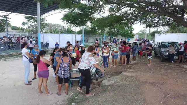 Desde muy temprana hora las madres de familia acudieron la cancha de Kanasín para recibir el pago correspondiente