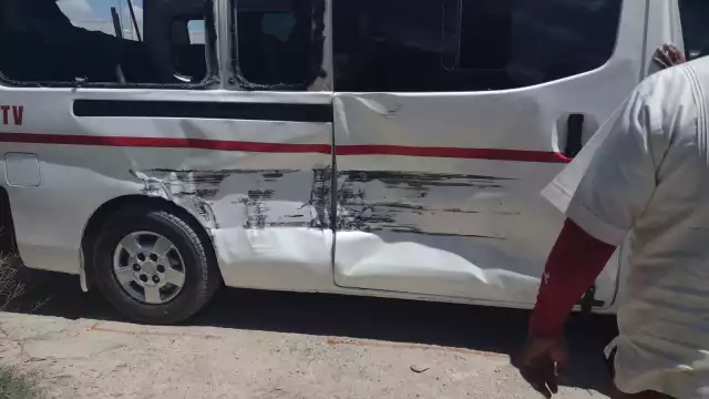 La combi resultó con un fuerte golpe en el lado derecho, ocasionando que los vidrios estallaran