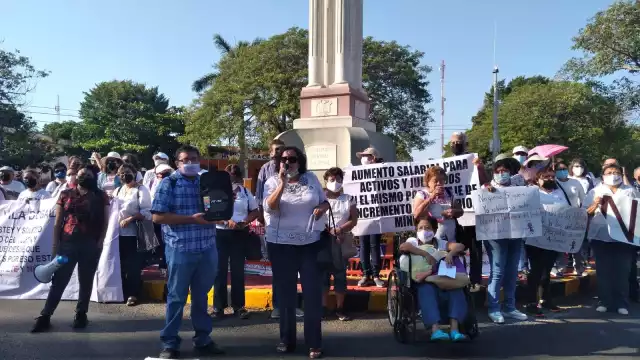 Entre lonas y consignas, los maestros celebran su día con una manifestación en la avenida Reforma, en Mérida