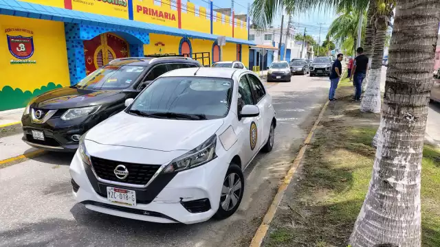 Choque entre camioneta y sedán provoca caos vial en la colonia Justo Sierra.