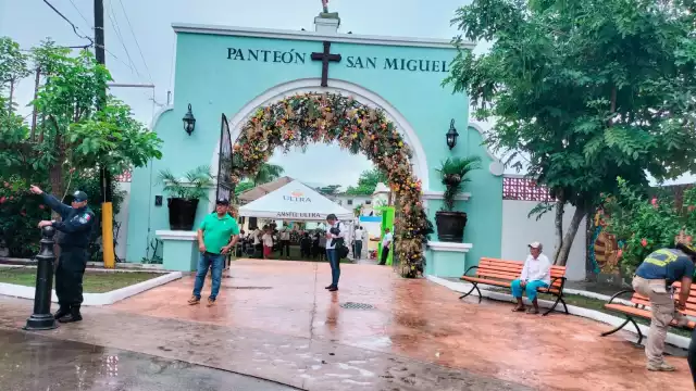 A pesar de las lluvias pocas personas asisten al cementerio municipal de Cozumel