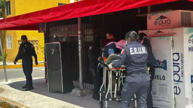 El hombre se encontraba jugando las máquinas traga monedas en una tiendita
