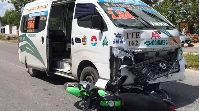La motocicleta terminó debajo de la combi y su conductor fue llevado al Hospital General de Cancún para su pronta atención