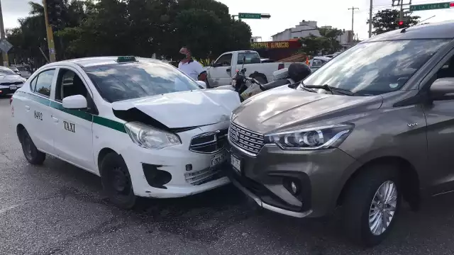 Los daños tras el choque entre un taxista y un automóvil en Cancún dejó daños por 70 mil pesos