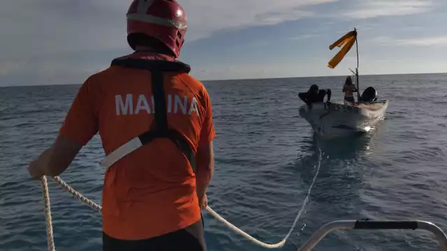 La Armada de México rescató a dos pescadores que quedaron a la deriva a 33.3 km (18 millas náuticas) al noroeste de Ciudad del Carmen.