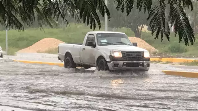 La Avenida Chac Mool presentó acumulación de agua generada por las intensas lluvias en Cancún