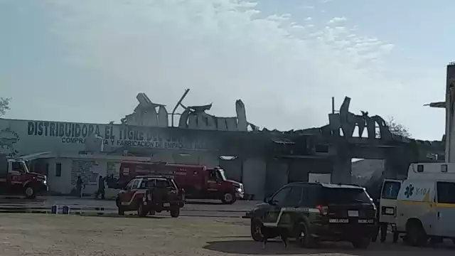 El incendio se registró poco después de la 23:00 horas en la calle 199 entre 48 y 50 de la colonia Plan de Ayala Sur