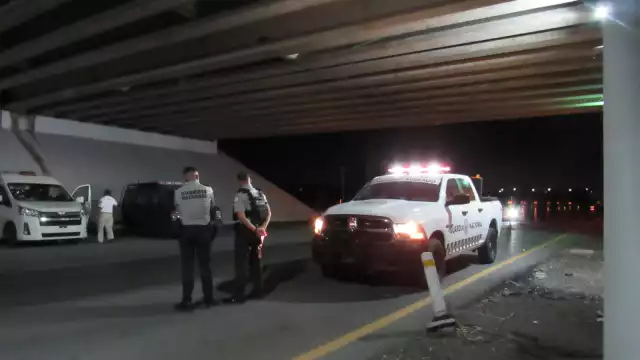 A las 20:20 horas, el convoy, conformado por elementos de diversas fuerzas federales, que llevó a Israel Nájera al vecino Estado, cruzó el retén ubicado en el km 15