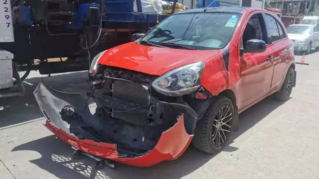 Una colisión entre una pipa de desazolves y un automóvil particular ocurrió en la colonia San Carlos, causando daños materiales sin lesionados.