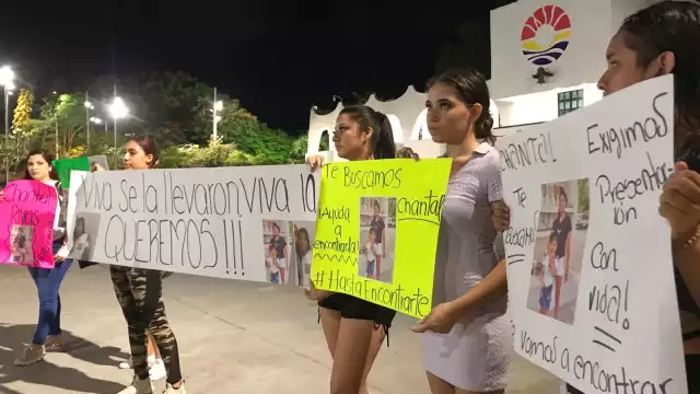 Familiares de la menor Chantal Rios se manifiestan frente al palacio municipal de Cancún: EN VIVO