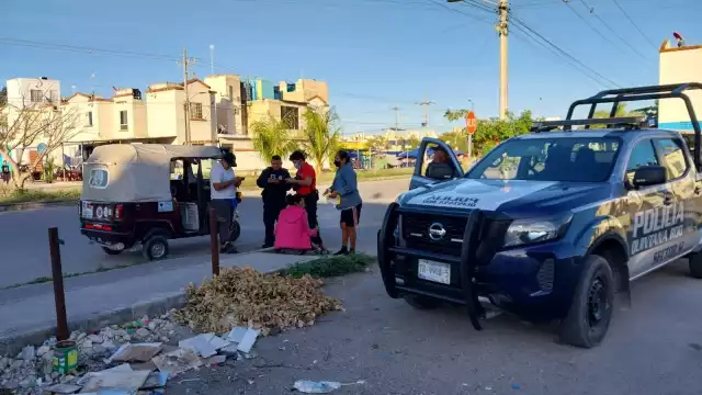 Salió a la calle a pedir ayuda y terminó tendida en la banqueta con la grave herida