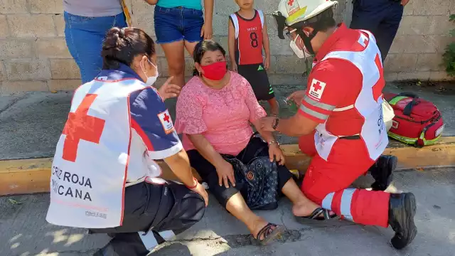 La mujer fue atendida por paramédicos de la Cruz Roja en el Fraccionamiento San Miguel