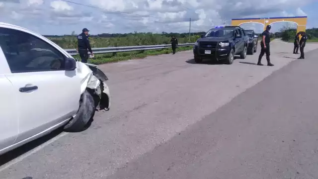 Ambos autos quedaron en medio de la entrada al municipio de Buctzotz