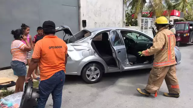 La conductora del automóvil Aveo fue valorada por paramédicos y llevada al Hospital General de Cancún tras el choque