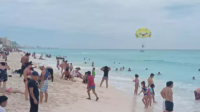 Bañistas visitan las playas de Cancún durante este domingo de elecciones