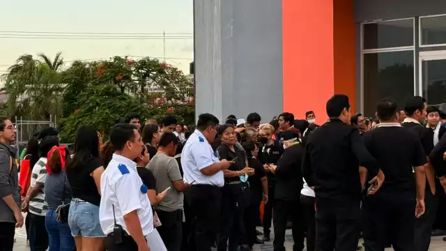 Cientos de personas fueron evacuadas de la tienda.