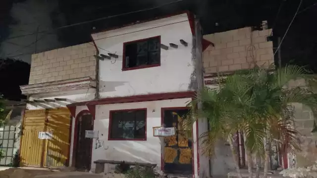 A la entrada de la vivienda asegurada en Cancún se le colocaron sellos de clausura para evitar el acceso de alguna persona no autorizada al sitio