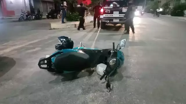 La motocicleta quedó tiras en la calle tras el accidente provocado por un hombre que intentó darse a la fuga