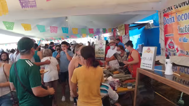 Entre música, comensales llegan al parque de San Sebastián en Mérida