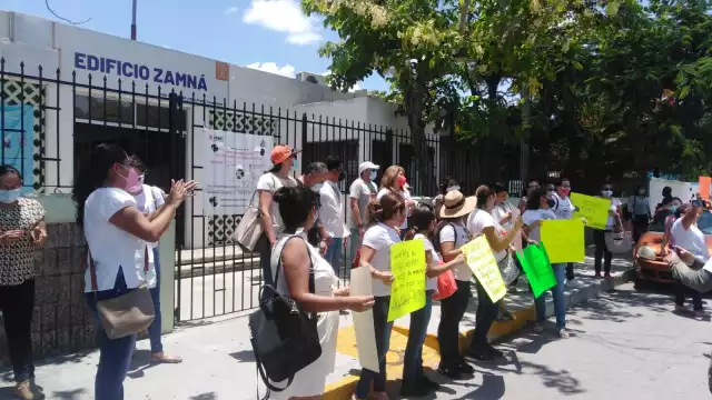 Maestros de educación artística bloquean edificio de la SEP Zamná