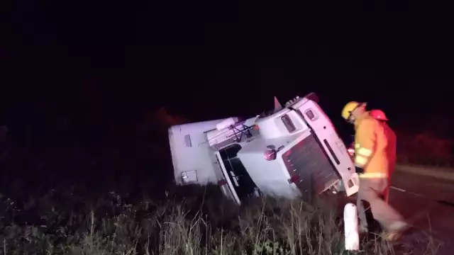 El conductor fue atendido por los paramédicos que acudieron al lugar de los hechos