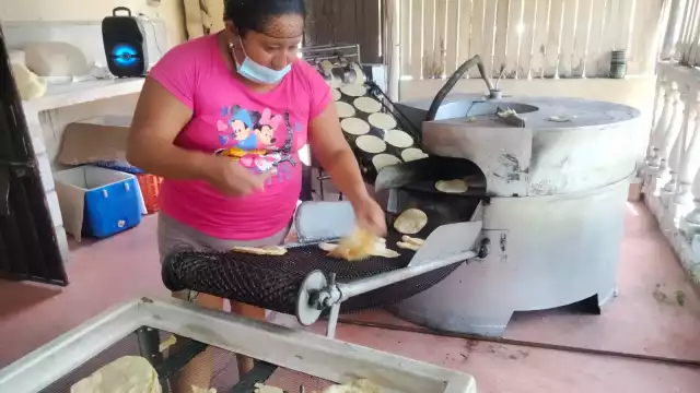 Empleadas de tortillerías de Izamal aseguraron que el apagón peninsular causó pérdidas en sus ventas