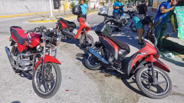 Motociclistas chocan por exceso de velocidad en Ciudad del Carmen