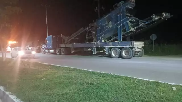 Un tractocamión que transportaba maquinaria pesada reventó cables de luz, telefonía y TV por cable.
