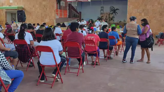 Jóvenes acudieron a la campaña de vacunación en Peto